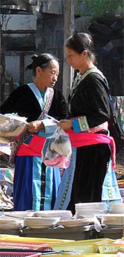 'Hmong Women on the Friday Market in Chiang Khong' by Asienreisender